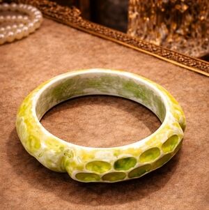 VINTAGE 1970S LUCITE MARBLED GREEN CARVED STATEMENT BANGLE BRACELET MOD RETRO